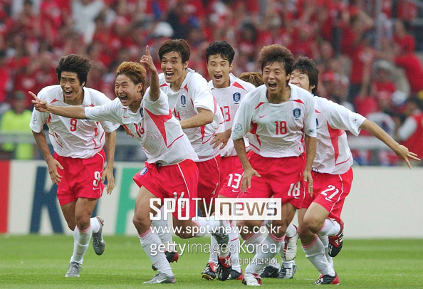▲ 2002 Enttaeuschung Fussball Ganzfigur Gruppe Hochformat Jubel Laenderspiel Maenner Mannschaft Mannschaftsjubel Nationalmannschaft Randszene Torwart WM Suedkorea; Disappointment Soccer Football Group Jubilation International Match Men Team Team Jubilation National Squad Team Goalkeeper