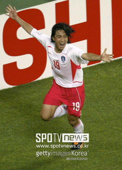 ▲ 2002 Einzeln Fussball Ganzfigur Hochformat Jubel Laenderspiel Maenner Nationalmannschaft Randszene Stimmung WM Suedkorea; Individual Soccer Football Jubilation International Match Men National Squad Team Mood Emotion