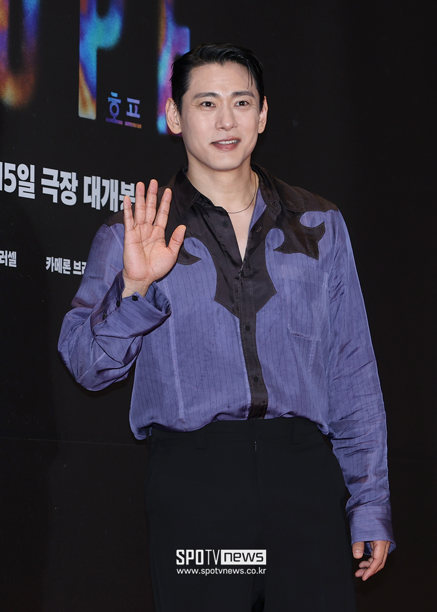 [포토S] 유태오, '태평양 어깨'