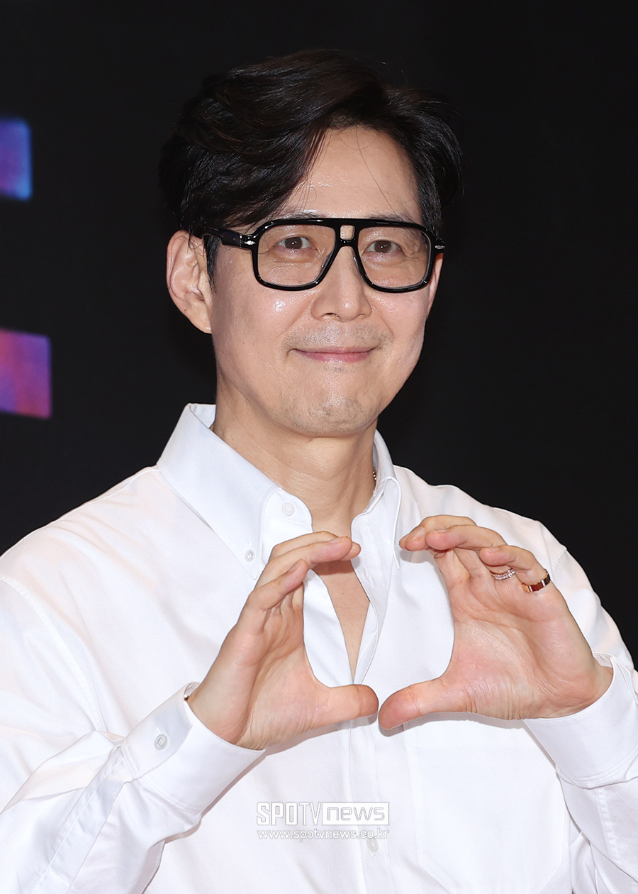 [포토S] 이정재, '왼손 약지에 빛나는 반지'