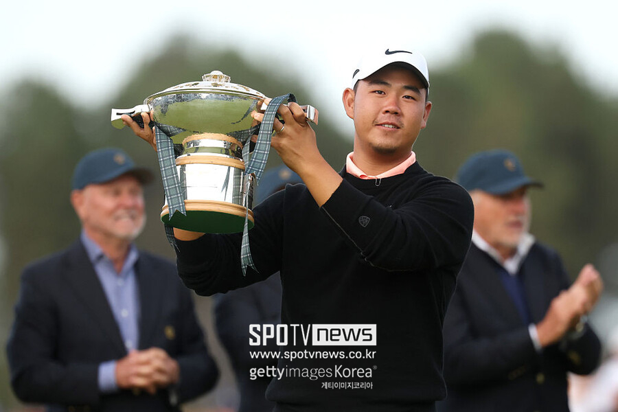 김주형 완벽한 부활…1001일 만에 PGA 우승 트로피 품었다