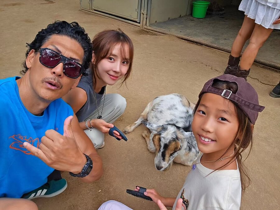 연예인인 줄…god 박준형, '14살 연하' 승무원 아내 공개 '역대급 미모'