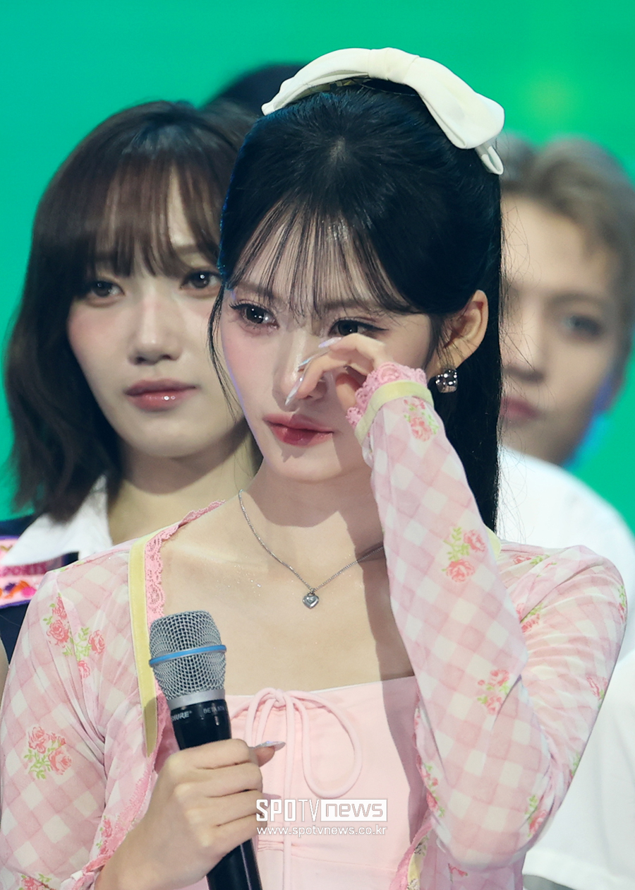 [포토S] 눈물 닦는 리브