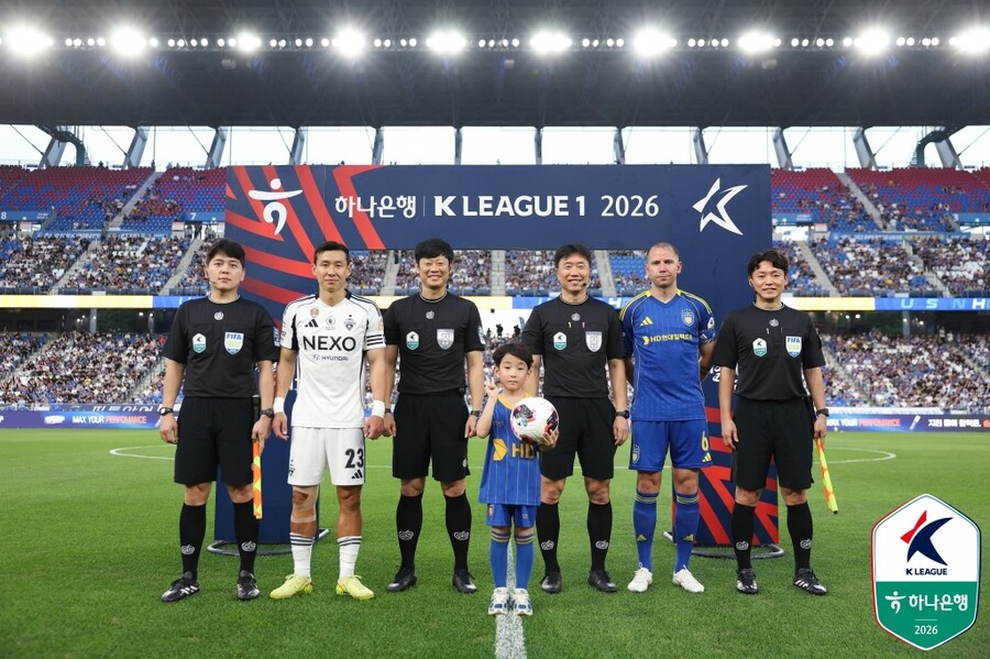 ▲ 11일 울산문수축구경기장에서 열린 울산과 전북의 경기는 매끄럽지 못했던 주심의 경기 운영으로 논란이 됐다. 전반 30분 전북의 선제 득점이 터지기 직전 울산 보야니치가 김대용 주심의 동선에 엉켜 넘어지는 불운을 겪었다. 주심이 선수의 진로를 방해하고도 휘슬은 울리지 않았다.  ⓒ한국프로축구연맹