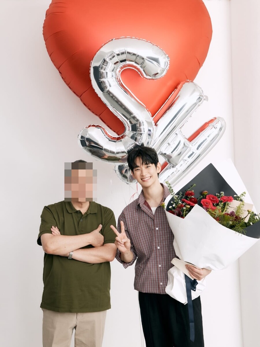 김수현, 공백 깬 첫 광고 촬영 현장…맘고생 심했나 '핼쑥'한 미소