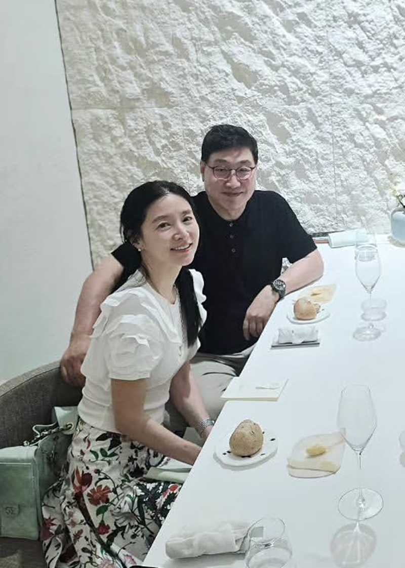 '55세' 이영애, 20살 연상 남편과 '동반 포착'…다정한 '투샷'