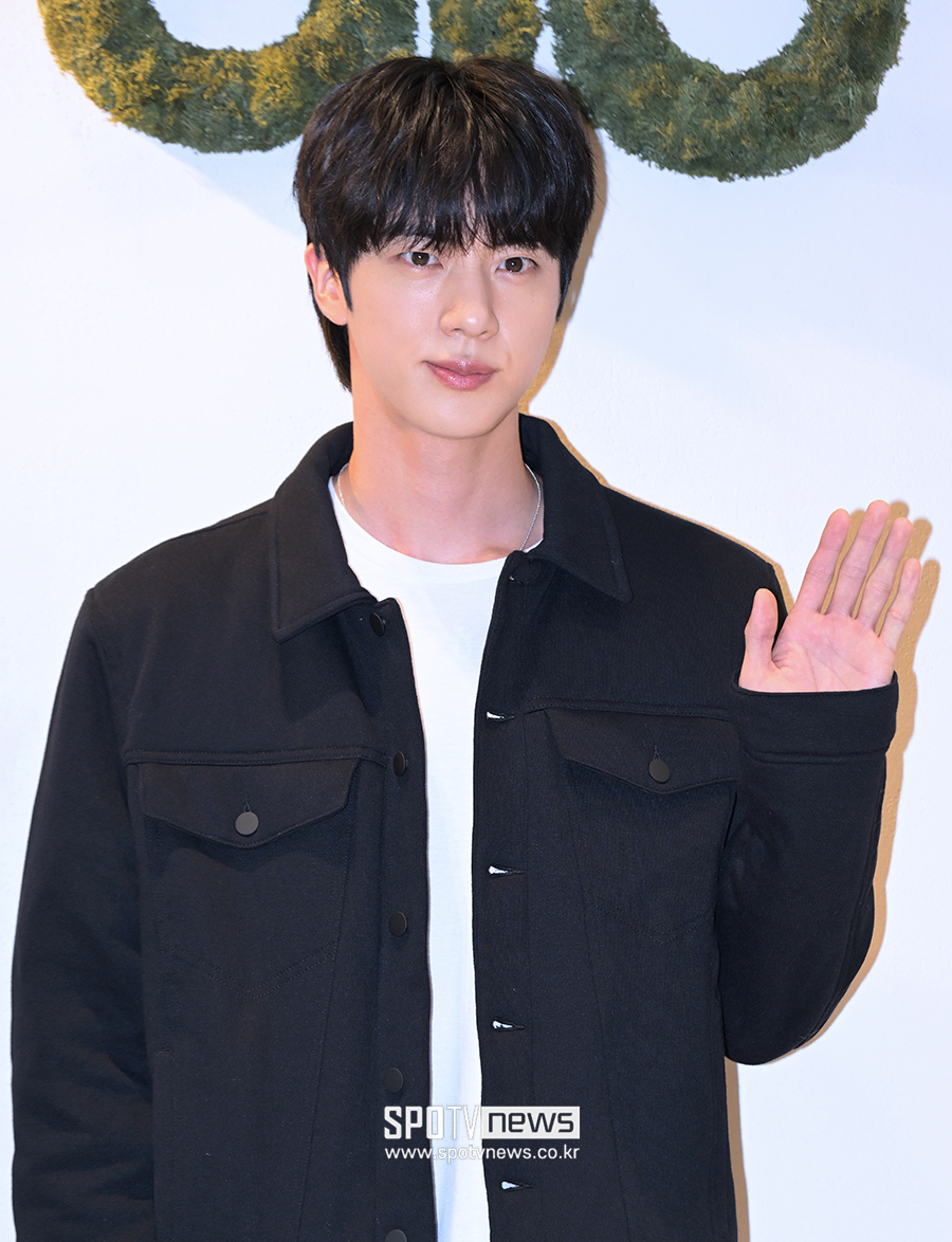 BTS 진에 '기습 입맞춤' 50대 日 여성, 2번째 재판 불출석…기일 연기