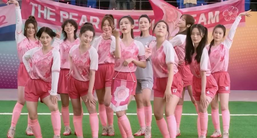 할리우드 액션에 어눌한 한국어까지…주성치 '쿵푸사커', 韓 여자축구 비하 논란[이슈S]