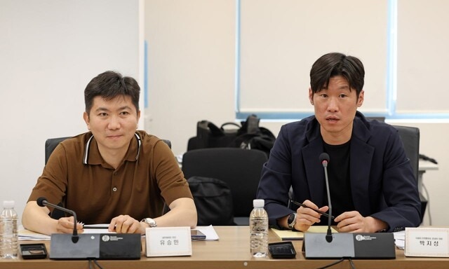▲ 13일 서울 종로구 국립현대미술관에서 열린 K-축구혁신위원회 회의에서 공동위원장을 맡은 유승민(왼쪽) 대한체육회 회장과 박지성 FIFA 분과위 위원. ⓒ 문화체육관광부