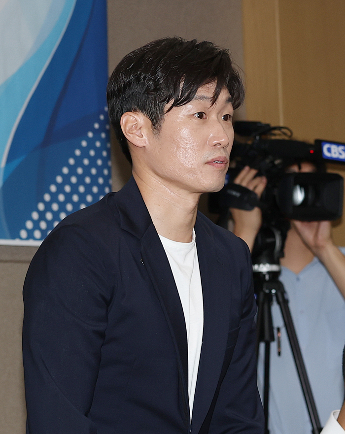 "박지성·이영표, 뭘 안다고 혁신 말하나" 축구계 파장 확산…정몽규는 "13년 희생한 분" 두둔→서강일 회장 인터뷰 일파만파, KFA 출마 가능성도 언급