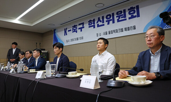 ▲ 16일 KBS에 따르면 서강일 전북특별자치도축구협회장은 최근 인터뷰에서 박지성(위 사진 오른쪽에서 셋째) 공동위원장, 이영표(위 사진 오른쪽에서 둘째) 위원이 합류한 혁신위를 강도 높게 비판했다. 그는 "박지성, 이영표가 뭘 안다고 혁신위원회를 하나. 뭐를 안다고 말을 함부로 하느냐"며 "축구 선수로 국가대표를 한 건 맞지만 인생을 얼마나 살았고 법을 얼마나 알며 사회 경험이 얼마나 있다고 혁신위원장을 맡느냐. 그렇게 비판만 하지 말고 차라리 대한축구협회장 선거에 직접 출마하라"고 일갈했다. ⓒ 연합뉴스
