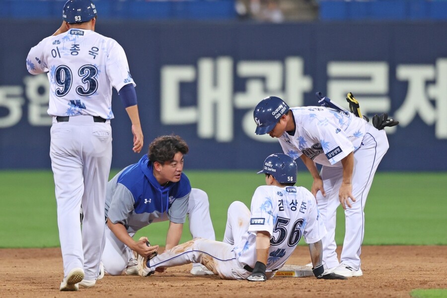 ▲ 삼성 라이온즈 김상준이 그라운드에 쓰러져 고통을 호소하고 있다. ⓒ삼성 라이온즈