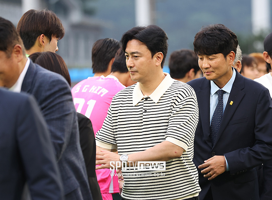 [포토S] 대학축구 선수들 격려하는 안정환 총괄 디렉터