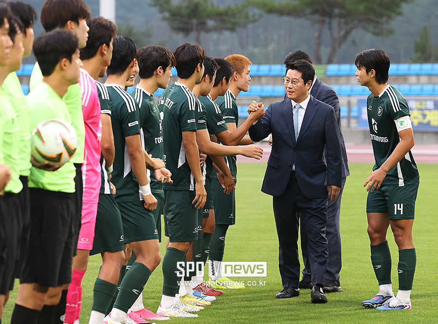 [포토S] 한국대학축구연맹 박한동 회장, '선수들에게 따스한 격려'