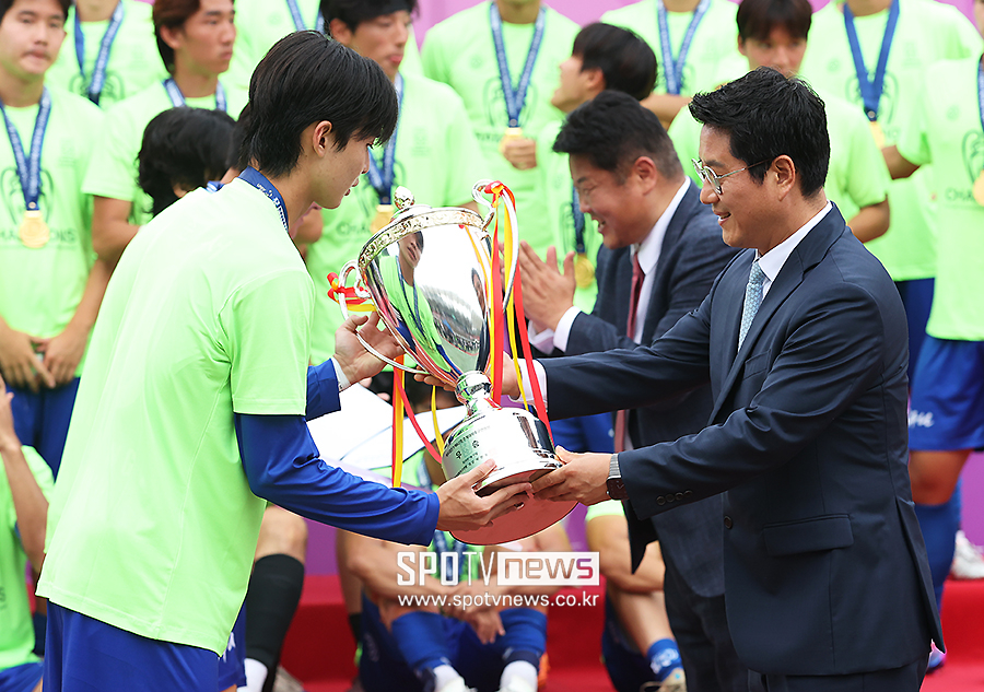 [포토S] 우승 트로피 전달하는 한국대학축구연맹 박한동 회장