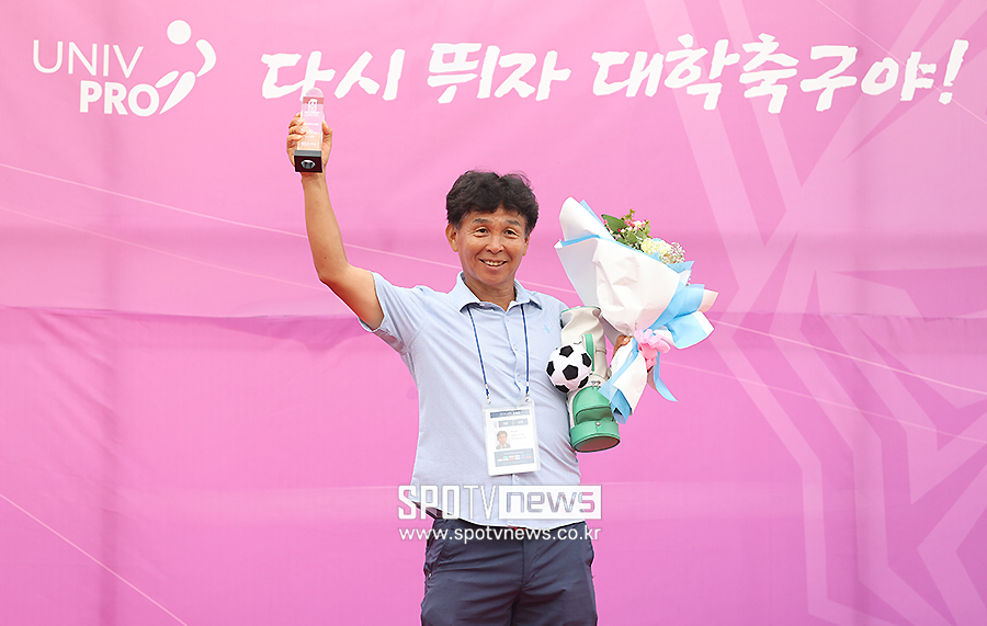 [포토S] 최우수지도자상 수상한 중앙대 오해종 감독