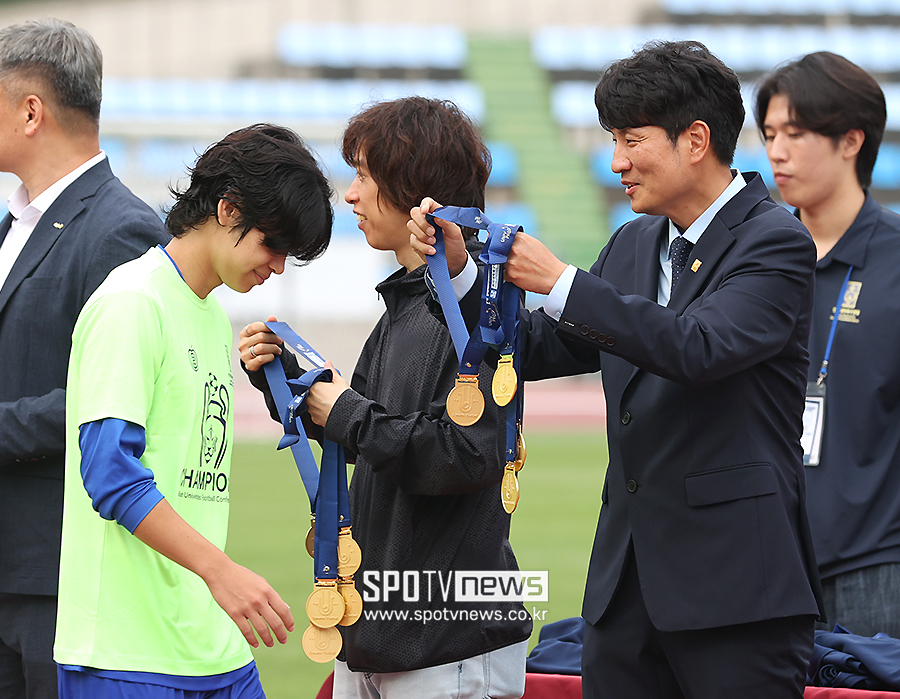 [포토S] 우승 메달 수여하는 한국대학축구연맹 박준호 부회장