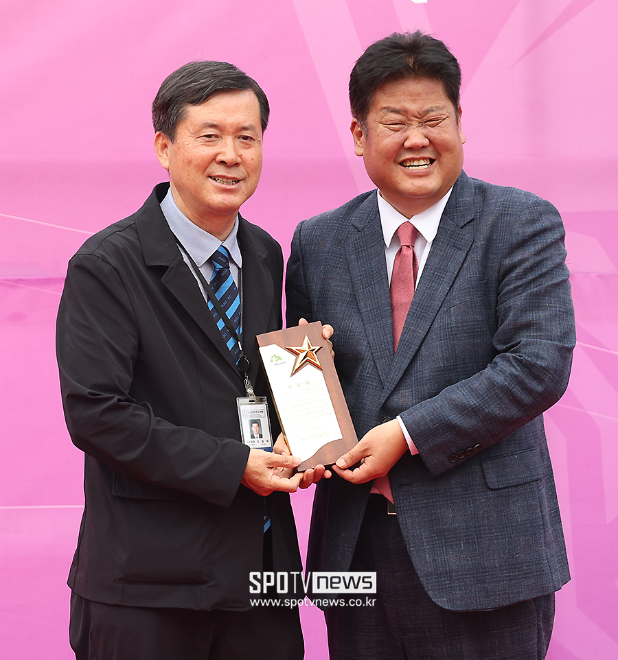 [포토S] 공로패 받은 한국대학축구연맹 김일제 사무처장