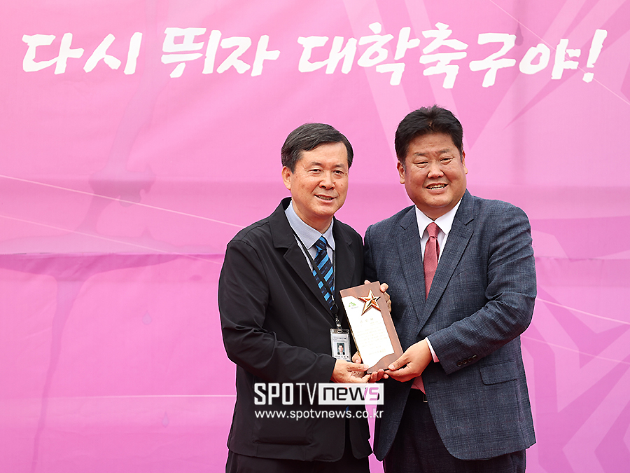 ▲ 한국대학축구연맹 김일제 사무처장 이상호 태백시장 ⓒ곽혜미 기자