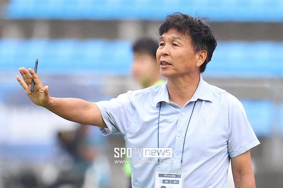 [포토S] 작전 지시하는 중앙대 오해종 감독