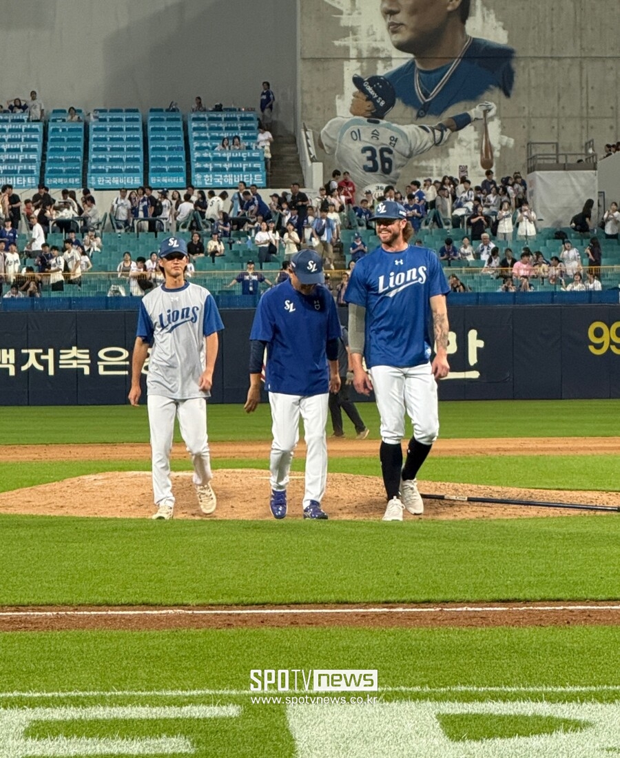 ▲ 16일 경기가 끝난 뒤 마운드에서 공을 던지는 시늉을 한 뒤 내려오고 있는 크리스 페덱