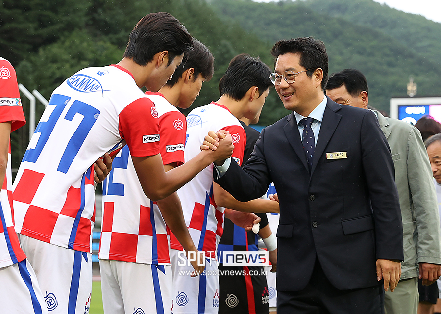 [포토S] 한국대학축구연맹 박한동 회장, '선수들 격려'