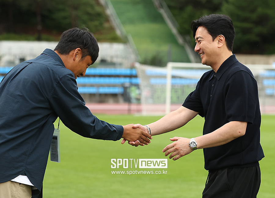 [포토S] 한남대 박규선 감독과 악수하는 안정환 디렉터