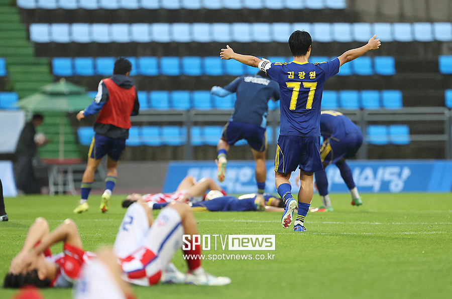 [포토S] 연장전 골로 우승 이끈 울산대 김광원
