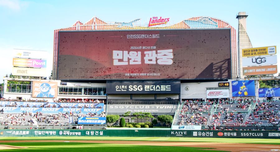 ▲ 만원 관중 앞에서 좀처럼 문제점의 해답을 내놓지 못하고 있는 SSG ⓒSSG랜더스