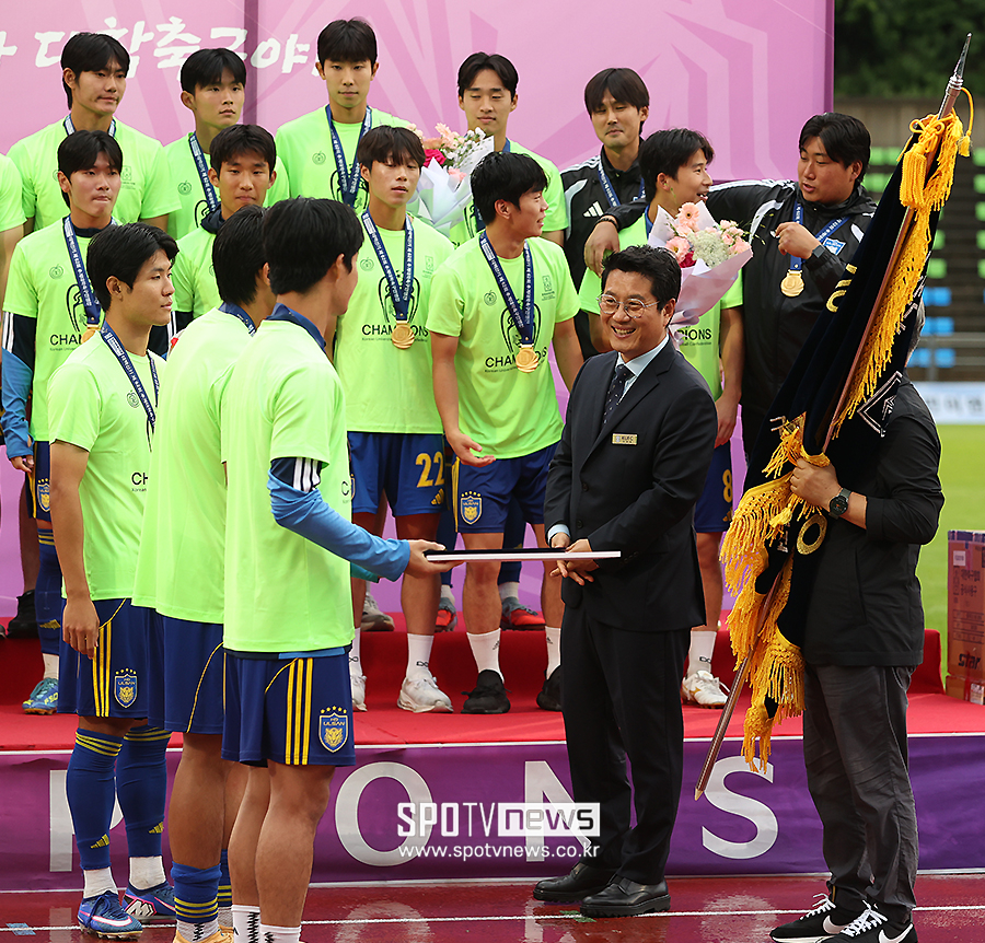 [포토S] 울산대 우승 축하하는 박한동 회장