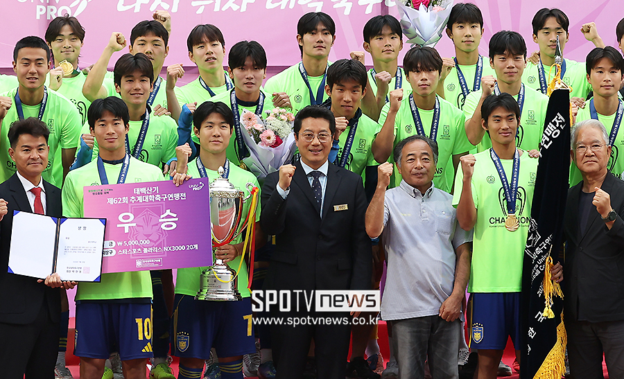 [포토S] 한국대학축구연맹 박한동 회장, '울산대 선수들과 함께'