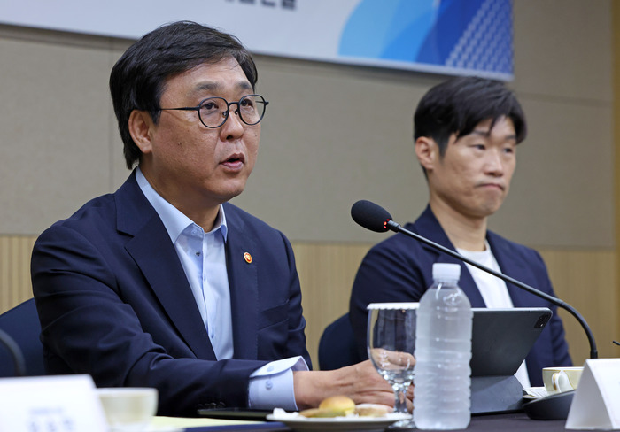 ▲  6일 오후 서울 송파 올림픽파크텔 베를린홀에서 K-축구혁신위원회 출범식이 열렸다. 박지성 FIFA 분과위원과 유승민 대한체육회장이 공동위원장을 맡고, 최휘영 문화체육관광부 장관(사진)과 이영표, 박주호 등 축구인들도 힘을 보탠다. 제공| 문체부