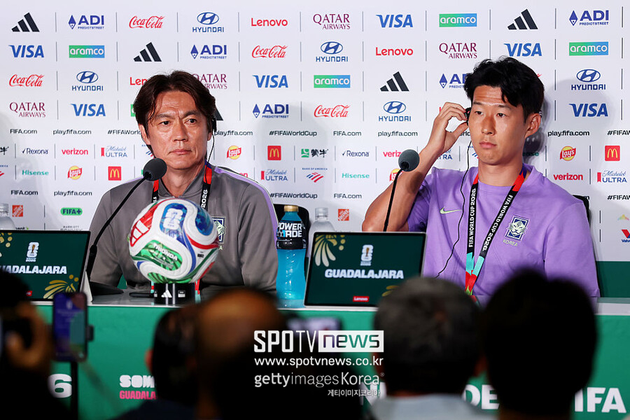 ▲ 손흥민(오른쪽)이 라이벌전에서 마침내 MLS 정규리그 첫 골을 터뜨리자 한국 대표팀에서의 부진을 둘러싸고 홍명보 전 감독을 향한 비판 여론이 다시 고개를 들고 있다.