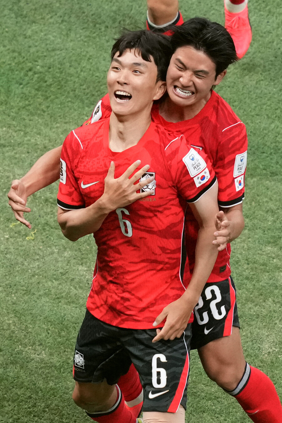 ▲ 한국은 지난 11일 체코전에서 경기 주도권을 쥐고도 후반 12분 선제 실점을 허용했다. 체코의 롱 스로인 공격 이후 라디슬라프 크레이치에게 헤더 골을 얻어맞았다. 위기의 순간 황인범(사진 왼쪽)이 등장했다. ESPN은 "이때부터 황인범 쇼가 시작됐다" 찬사했다. ⓒ 연합뉴스 / AP
