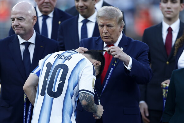 ▲ 도널드 트럼프(사진 속 메달 걸어주는 이) 미국 대통령이 또 한 번 FIFA 시상식에서 구설수에 휩싸였다. 지난해 클럽 월드컵 결승에서 '이강인 패싱' '리스 제임스 황당 표정' 등으로 화제를 모은 장면이 1년 뒤 월드컵 결승에서도 고스란히 재현됐다. ⓒ 연합뉴스 / EPA