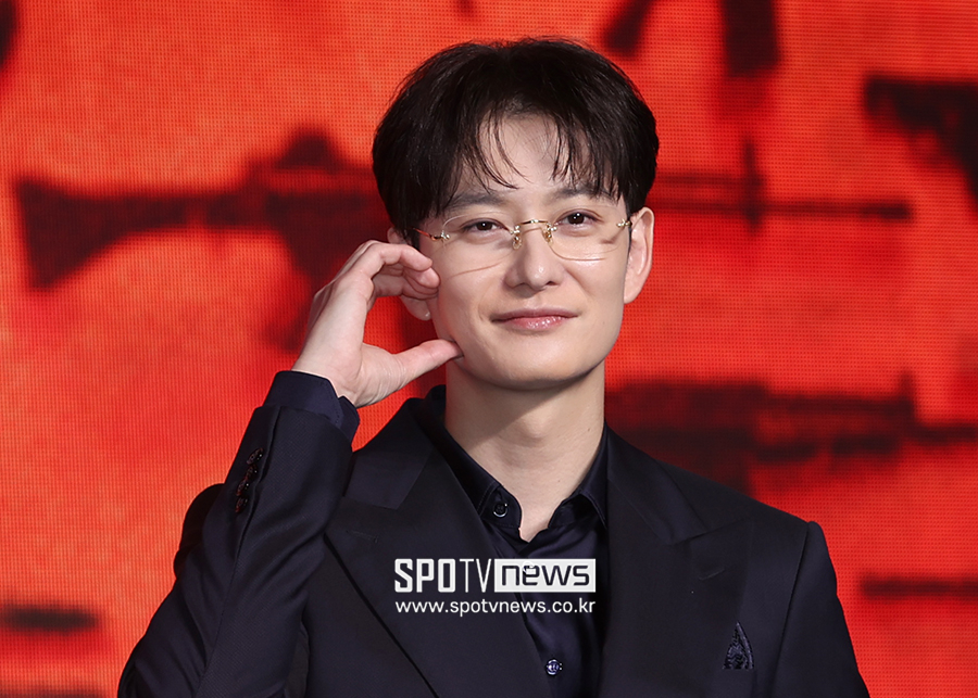 [포토S] 오카다 마사키, '수줍은 볼하트'
