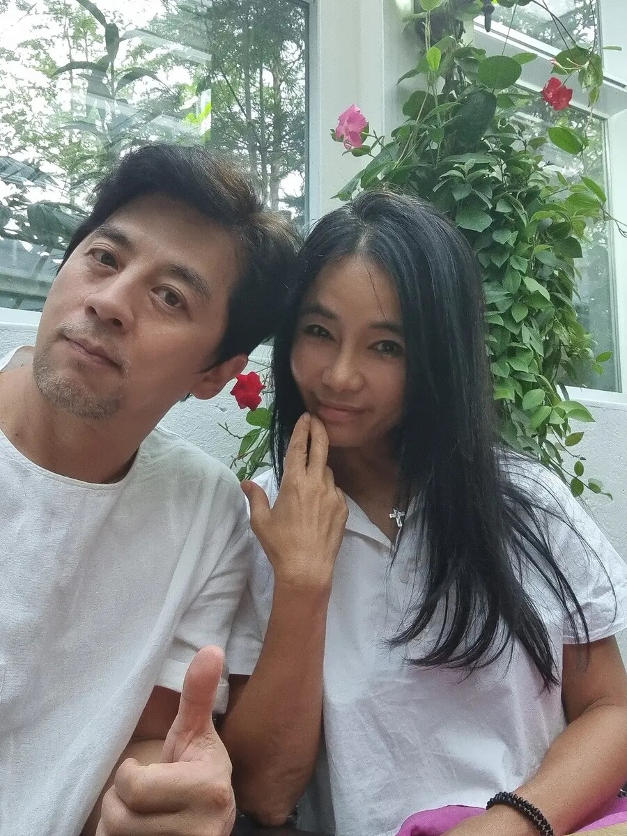 결혼생활 30년 안맏겨…권오중, 6살 연상 ♥아내와 투샷 '포스 최대치'
