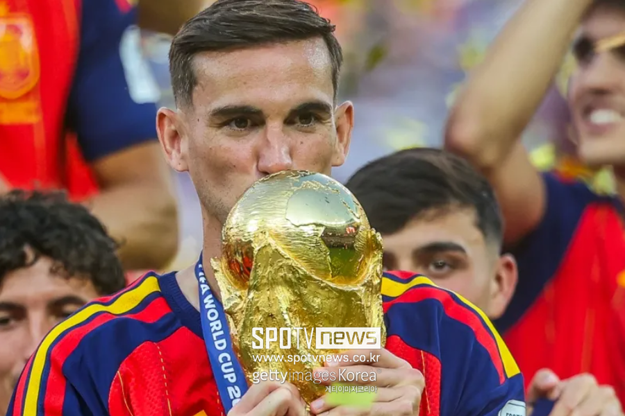 이강인이 밀릴 수밖에 없네…"PSG 역사상 최초" 역대 10번째 '월드컵+챔스' 동시 제패→베켄바워·호베르투 카를로스와 어깨 나란히