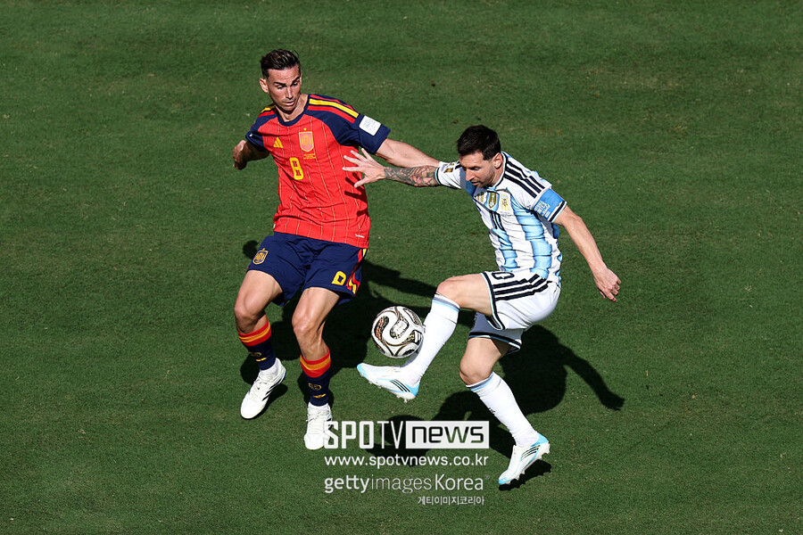 ▲ 축구 통계 전문 '스쿼카'는 20일 "스페인 축구대표팀 미드필더 파비안(왼쪽)이 2026 북중미 월드컵 우승으로 세계 축구계 연감에 선명한 발자취를 남겼다"며 "같은 해에 유럽축구연맹 챔피언스리그와 국제축구연맹 월드컵 결승에 모두 출장해 우승한 역대 10번째 선수에 이름을 올렸다. 특히 PSG 선수로는 사상 최초의 기록"이라고 전했다.