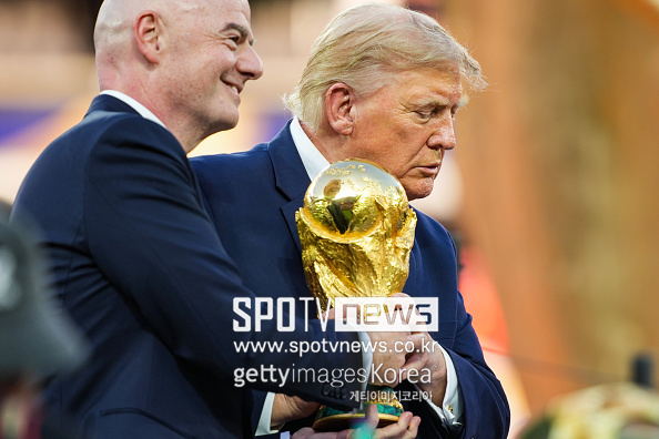 '꼴불견' 트럼프 대통령, FIFA 회장 만류에도 스페인 우승 세리머니에 꼈다...결승까지 논란은 계속