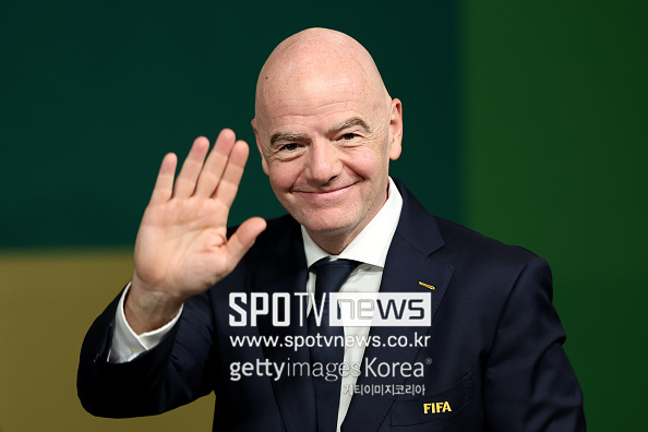 ▲ 월드컵 출전국을 64개국으로 확대하는 방안이 FIFA 내부에서 논의되고 있다. 일본 '사커킹'에 따르면 잔니 인판티노 FIFA 회장은 "이번 월드컵이 끝난 뒤 반드시 검토하고 논의해야 할 사안"이라면서 "월드컵은 유럽이나 남미만을 위한 대회가 아니라 전 세계를 위한 무대다. 모든 나라가 월드컵 출전을 꿈꿀 권리를 가져야 한다. 작은 국가들에 월드컵 참가 기회를 주지 않는다면 발전을 향한 동기 역시 잃게 될 수 있다"며 출전국 확대에 긍정적인 입장을 드러냈다.