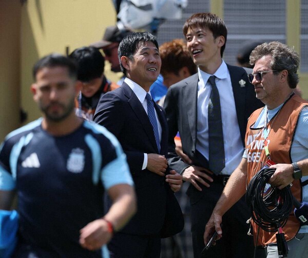 ▲ 향후 일본 축구가 본받아야 할 국가를 묻는 질문에 모리야스 하지메(왼쪽에서 둘째) 감독은 "월드컵 결승에 오른 두 팀 모두 훌륭한 본보기"라면서도 "최종적으론 스페인처럼 공을 지배하면서도 승부처에서 상대를 제압할 수 있는 팀을 목표로 해야 한다"고 강조했다. ⓒ 일본 '스포니치 아넥스'
