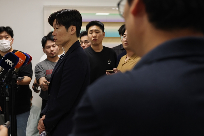 ▲ 박지성 케이(K)-축구 혁신위원회 공동위원장이 20일 서울 종로구 국립현대미술관에서 열린 K-축구혁신위원회 3차 회의를 마친 뒤 브리핑을 하고 있다.  ⓒ연합뉴스