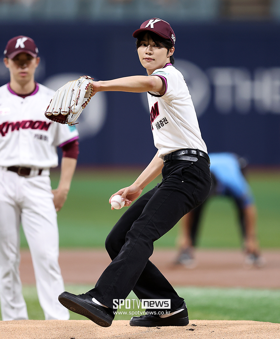 [포토S] 제로베이스원 박건욱, '멋진 투구폼'