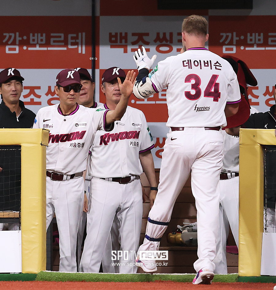 [포토S] 설종진 감독의 축하 받는 데이비슨