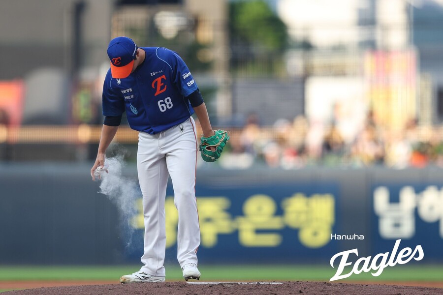 김경문 초강수도 안 통했다… 시들해진 한화 신화, 위기의 독수리 마운드 어쩌나