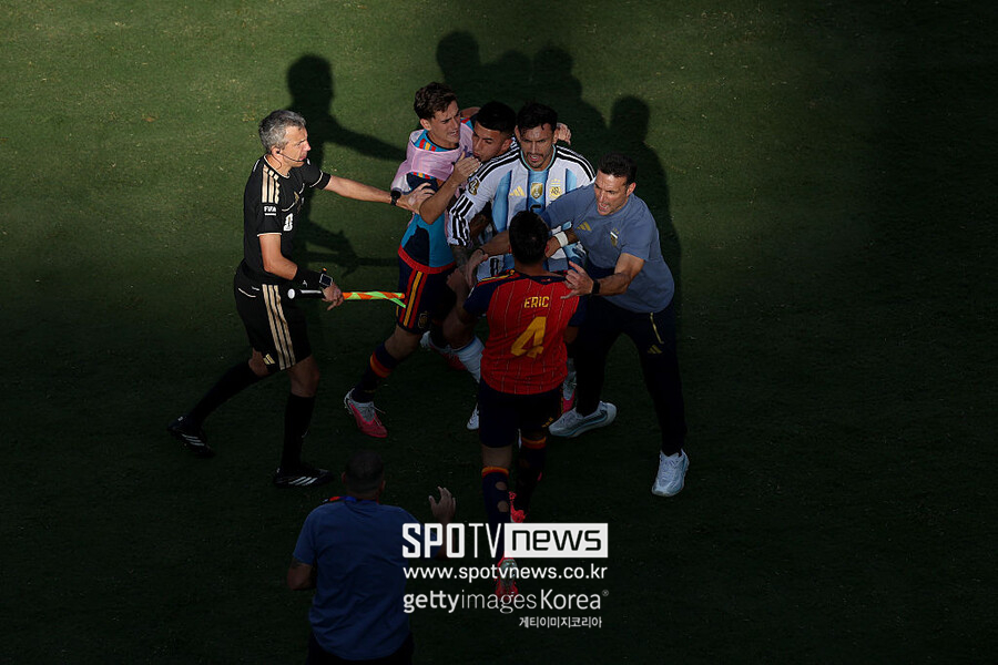▲ 월드컵 결승전에서 패한 아르헨티나의 파레데스는 스페인 센터백 에릭 가르시아를 강하게 밀친 뒤 동료들과 심판이 말리는 상황에서도 좀체 흥분을 가라앉히지 못했다. 근처에 있던 가비에게도 주먹을 휘두르려고 했다. 이 모습에 즐라탄은 현역 선수처럼 화를 내며 응징을 입에 올렸다.
