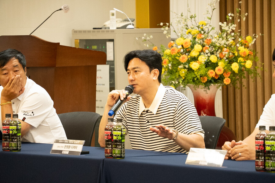 ▲ '대학도 프로다'라는 의미로 출범한 한국대학축구연맹의 '유니브 프로(UNIV PRO)'가 연령별 지도자를 공식 선임했다. 박한동 대학연맹 회장, 박준호 부회장, 김광진 전무이사 외에 안정환 총괄 디렉터, 박종관 본부장, 김남일 홍보위원, 김영기 기술위원장 등 관계자들이 대거 참석해 박영우 인제대학교 감독, 박성배 숭실대학교 감독, 이경천 신성대학교 감독의 임명을 축하했다.  ⓒ한국대학축구연맹