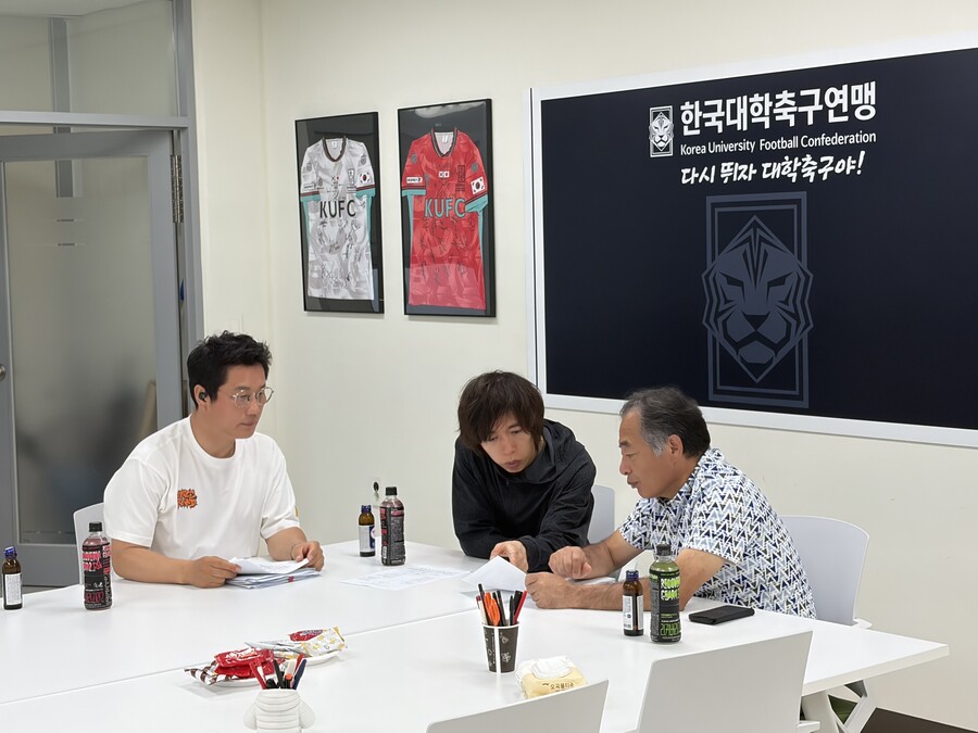 ▲ '대학도 프로다'라는 의미로 출범한 한국대학축구연맹의 '유니브 프로(UNIV PRO)'가 연령별 지도자를 공식 선임했다. 박한동 대학연맹 회장, 박준호 부회장, 김광진 전무이사 외에 안정환 총괄 디렉터, 박종관 본부장, 김남일 홍보위원, 김영기 기술위원장 등 관계자들이 대거 참석해 박영우 인제대학교 감독, 박성배 숭실대학교 감독, 이경천 신성대학교 감독의 임명을 축하했다.  ⓒ한국대학축구연맹
