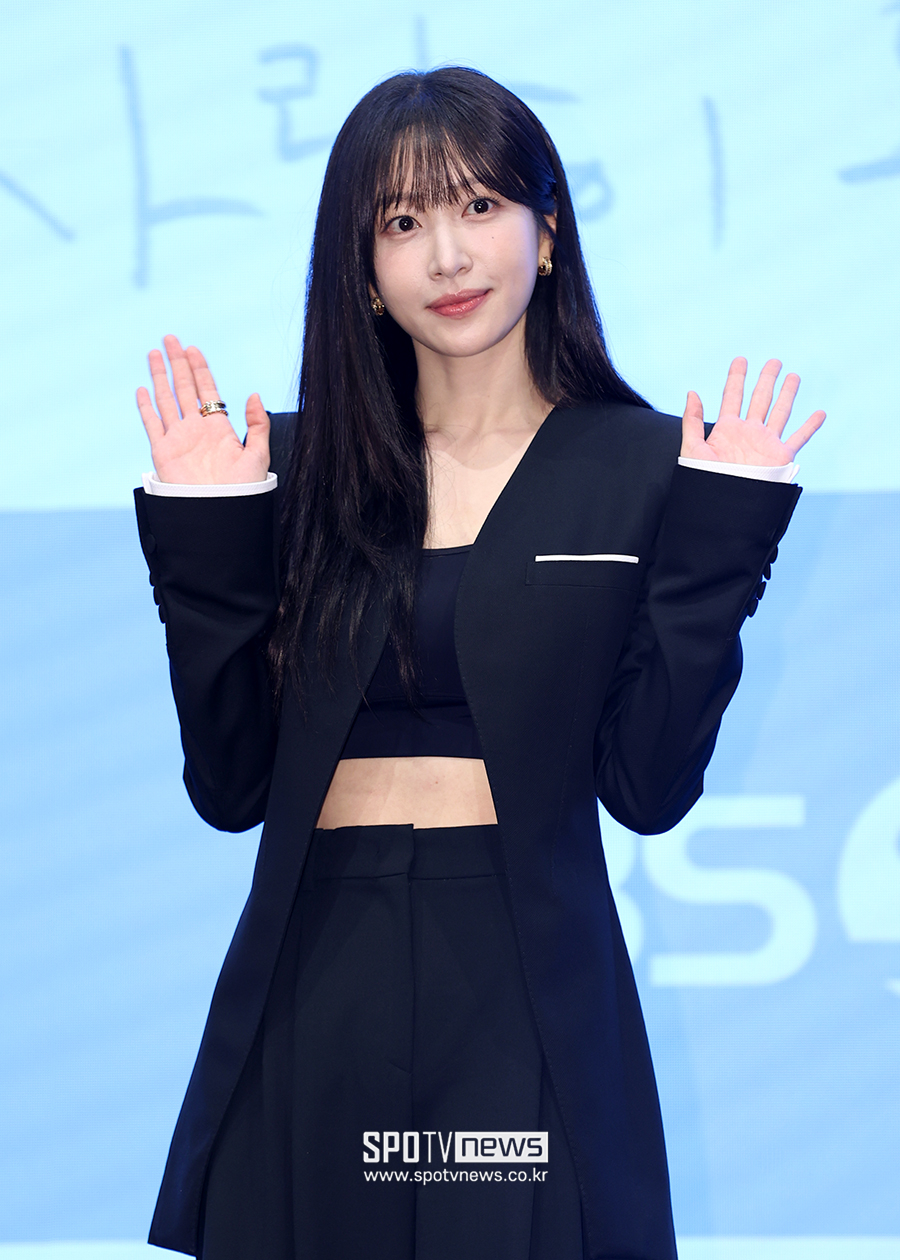 [포토S] 안희연, '재킷 속 과감한 브라톱'